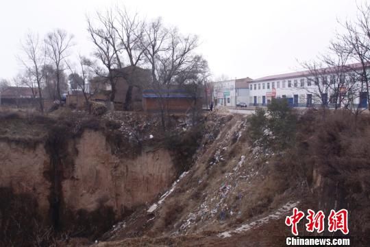 圖為未填黃土之前的安家寺大溝。慶城縣委外宣辦供