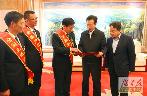 慶陽(yáng)市3名全國(guó)勞動(dòng)模范和先進(jìn)工作者載譽(yù)歸來(lái)！贠建民盧小亨親切會(huì)見
