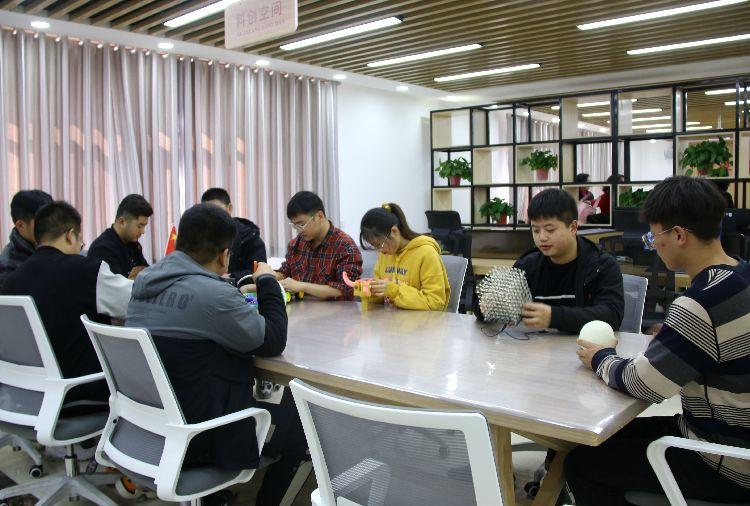 介子路社區(qū)360大學(xué)生社會(huì)實(shí)踐基地科創(chuàng)空間。  本報(bào)記者  盤(pán)小美  攝 