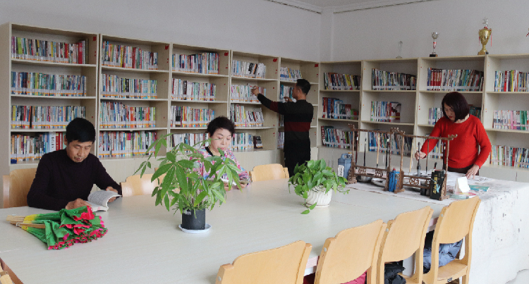 居民在社區(qū)城市書(shū)吧看書(shū)、繪畫(huà)。  通訊員  郭芳  攝  