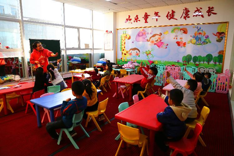 麗景幼兒園學(xué)生在合水東路社區(qū)的“四點(diǎn)半課堂”做互動(dòng)游戲。  通訊員  翟娜娜  攝  