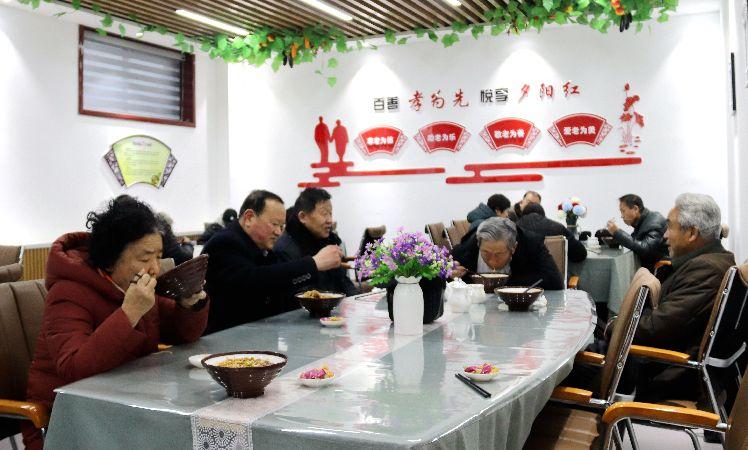 南苑路社區(qū)，老人在“老年餐桌”就餐。  通訊員  耿洋洋  攝  