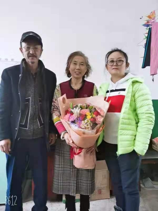 李桂芝和女兒牟鯤鵬、丈夫張順在一起