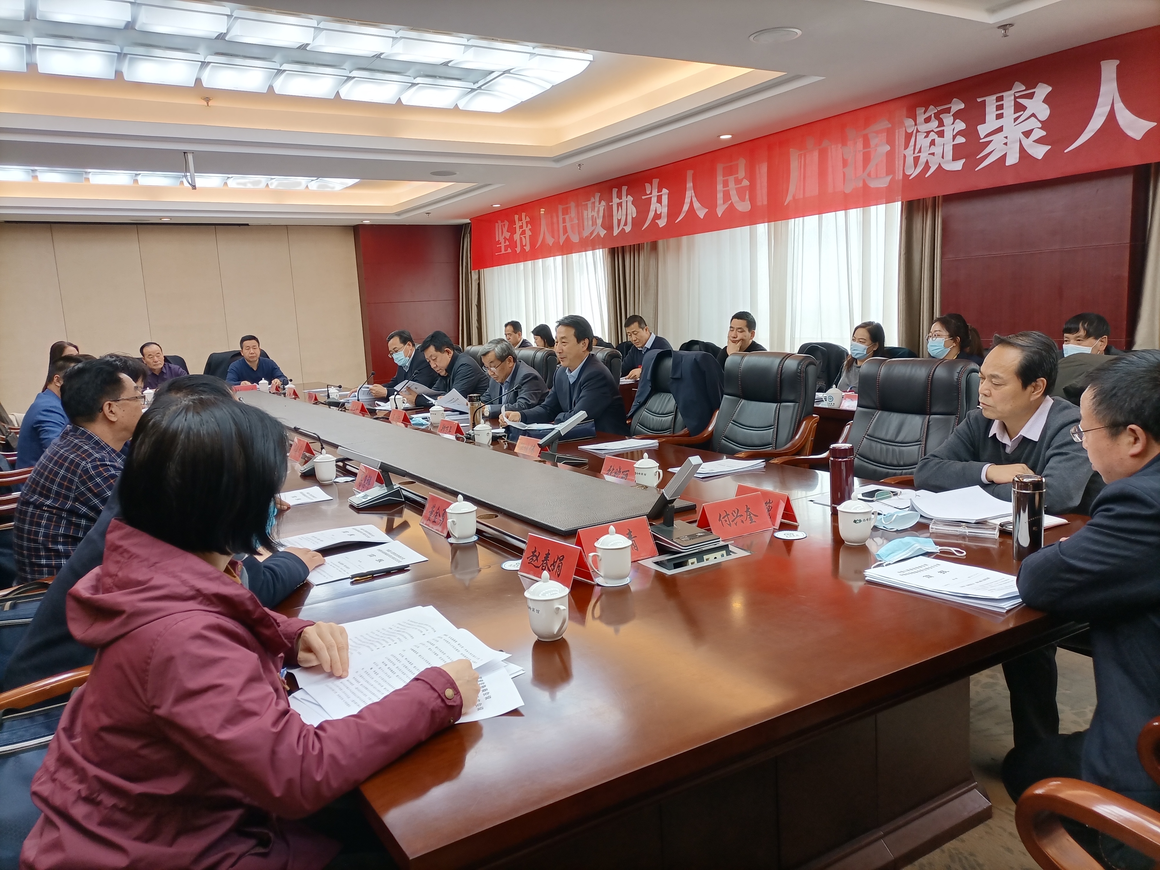 市政協(xié)委員繼續(xù)分組討論市委書(shū)記講話和相關(guān)報(bào)告。