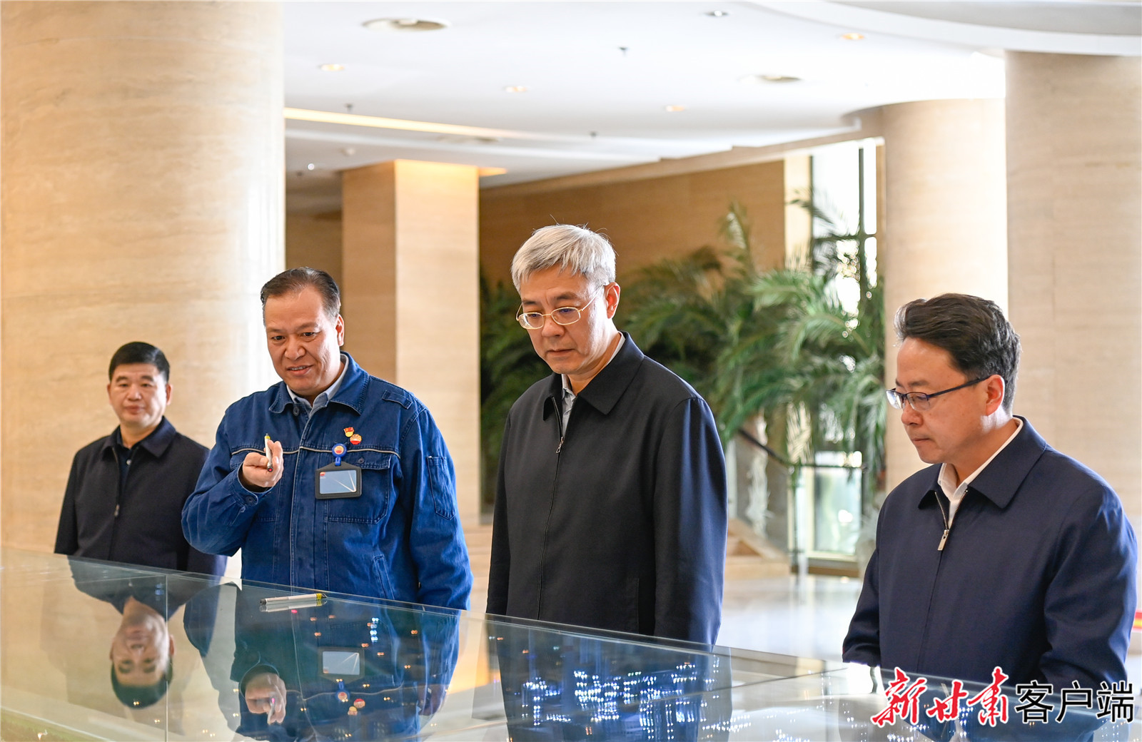 尹弘在慶陽市調(diào)研指導(dǎo)工作時(shí)強(qiáng)調(diào)：立足資源稟賦打造特色產(chǎn)業(yè)集群，奮發(fā)有為推動(dòng)革命老區(qū)振興發(fā)展