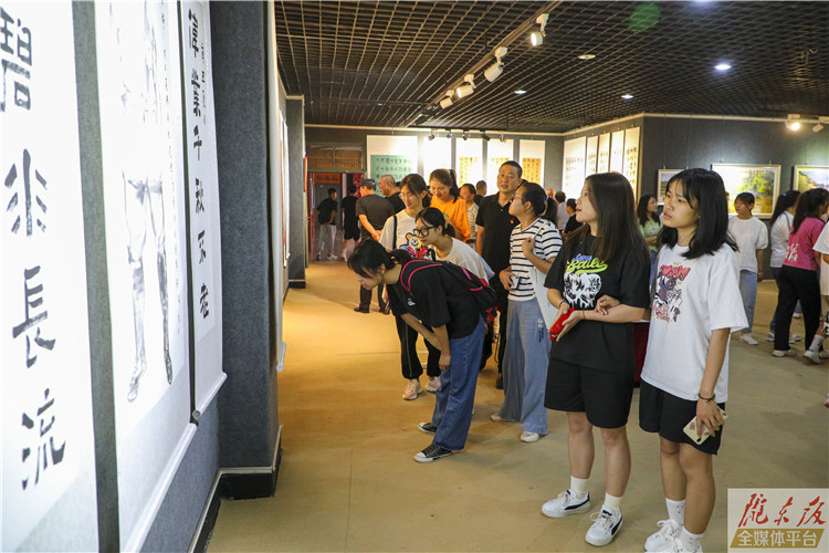 隴東學(xué)院慶祝建黨百年師生書畫展開(kāi)展