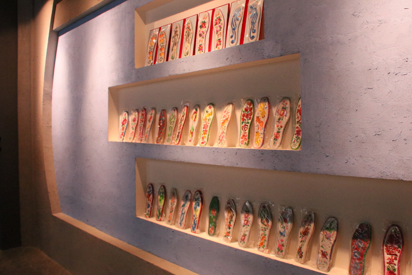 莊子峁生態(tài)農(nóng)莊農(nóng)耕文化展示廳內(nèi)展示的手工刺繡鞋墊。