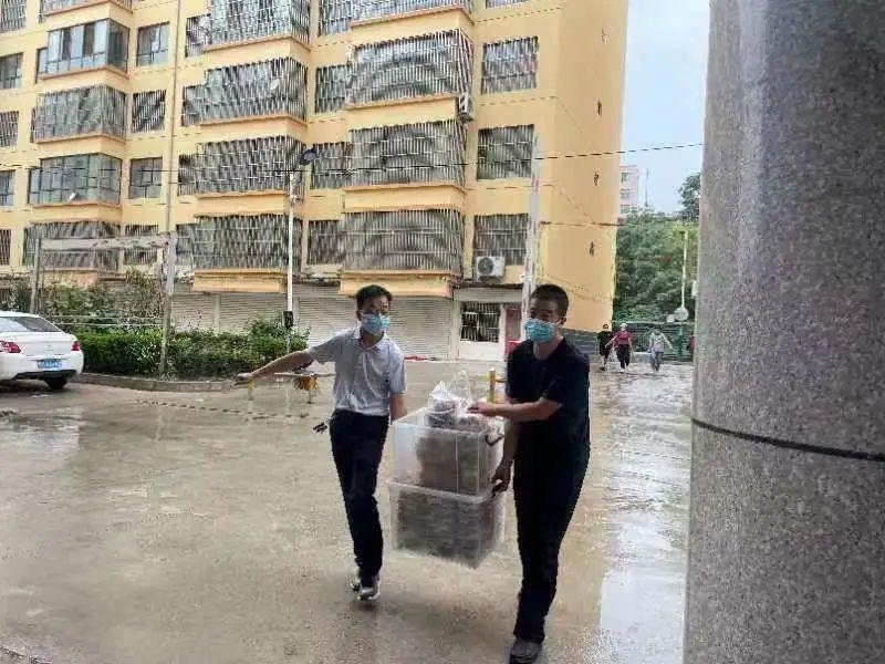 看到路邊的醫(yī)護(hù)人員，鎮(zhèn)原這對(duì)80后夫妻果斷做了一個(gè)決定！