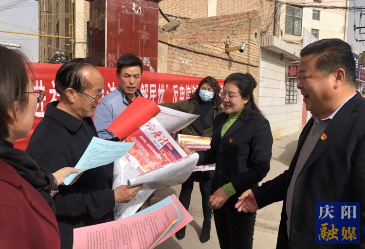 慶陽市司法局在合水縣老城鎮(zhèn)開展送法下鄉(xiāng)活動。