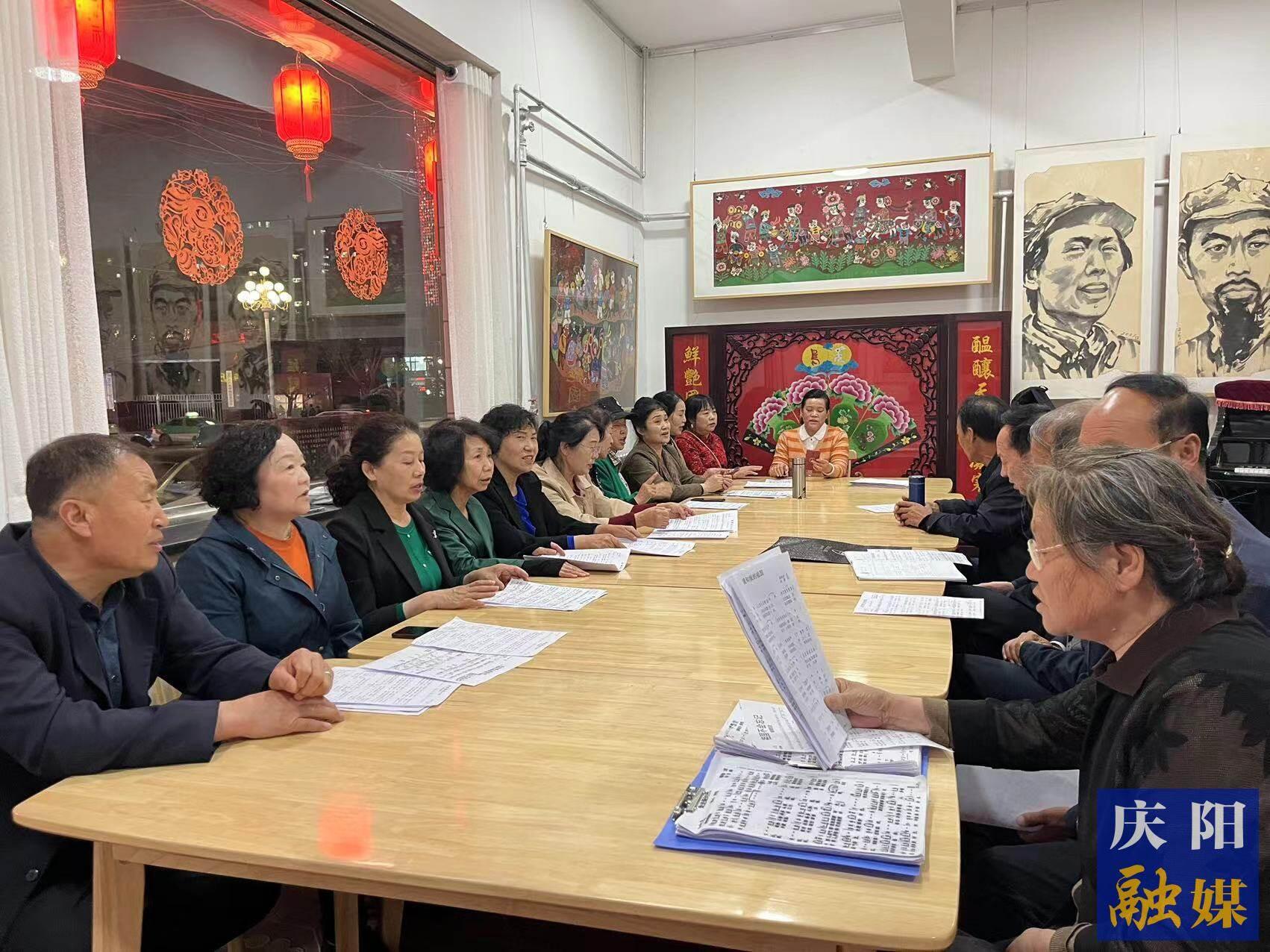 華池縣文化館民歌合唱團(tuán)的成員在練習(xí)隴東民歌。