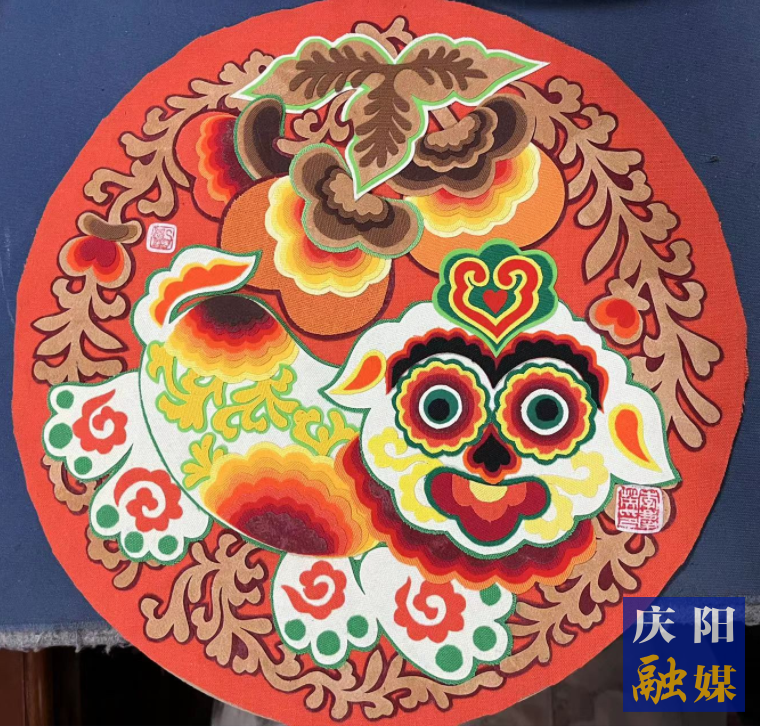 李慶英創(chuàng)作的布貼畫作品。