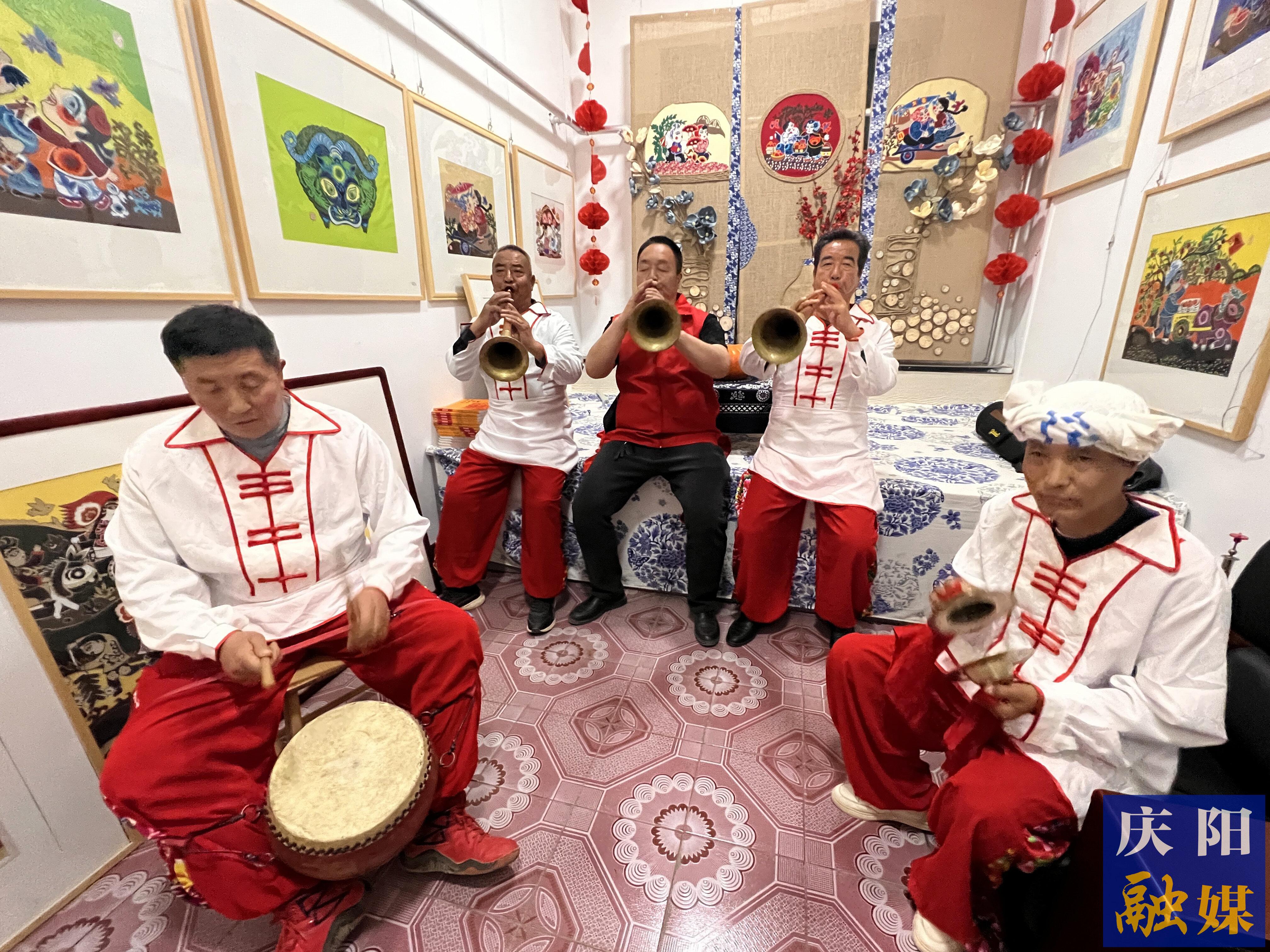 高小兵（左三）和同伴在練習(xí)吹嗩吶。