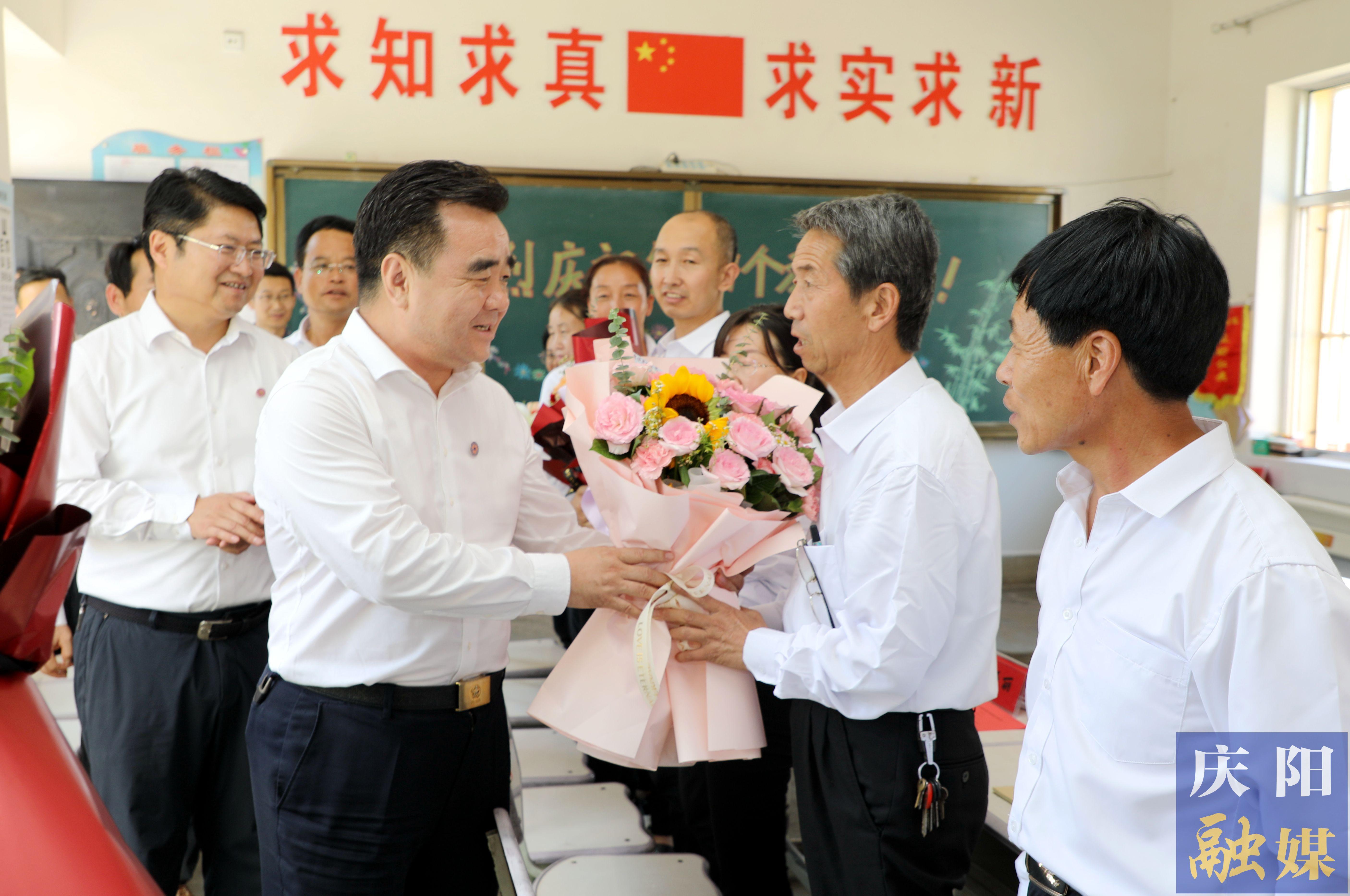 黃澤元在鎮(zhèn)原縣屯字鎮(zhèn)田嶺小學(xué)走訪慰問一線教師 勉勵大家擔(dān)當(dāng)教育使命，當(dāng)好美麗園丁，引領(lǐng)鄉(xiāng)村文化，努力培養(yǎng)德智體美勞全面發(fā)展的社會主義建設(shè)者和接班人