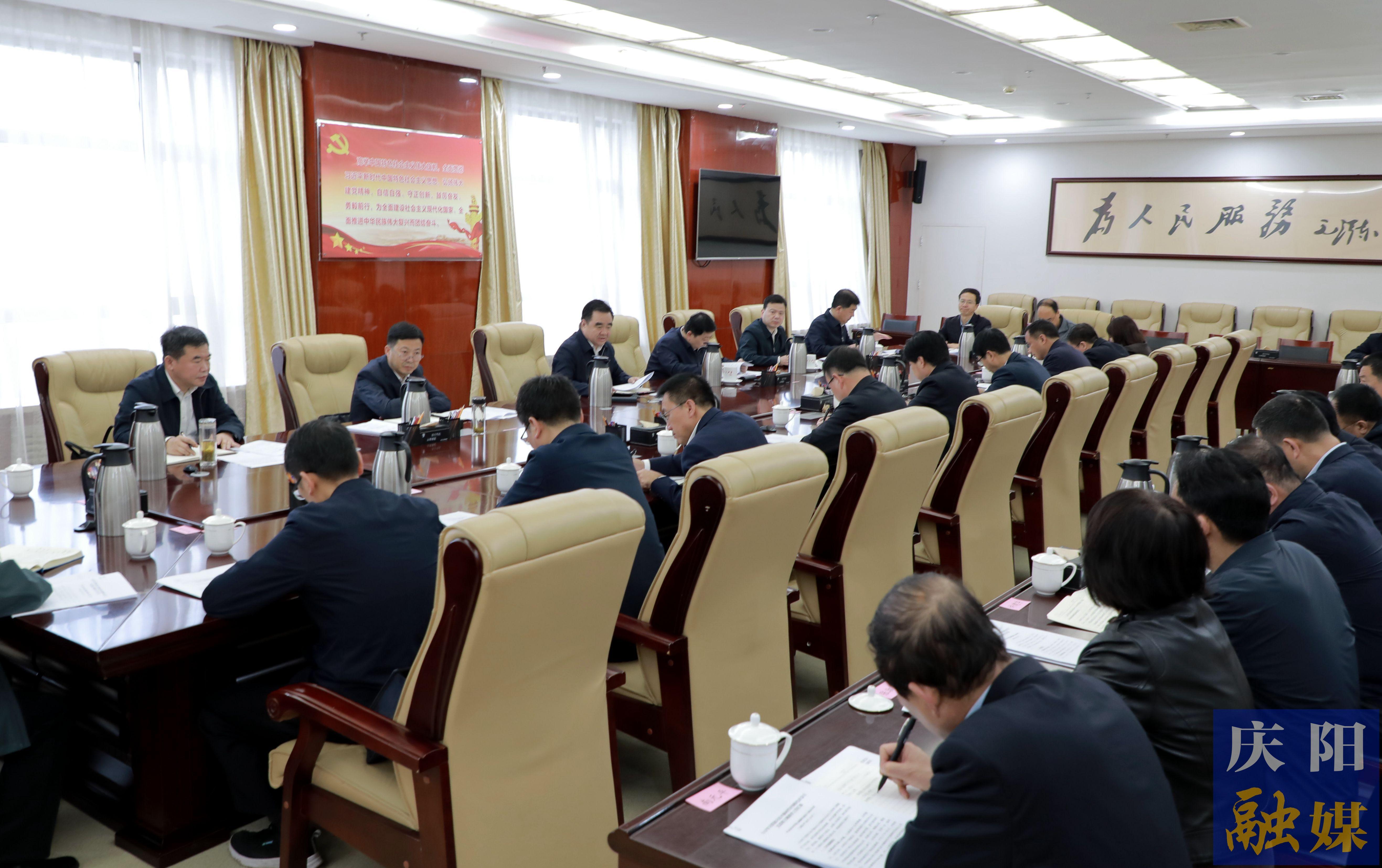 黃澤元在市委主題教育領(lǐng)導(dǎo)小組會(huì)議上強(qiáng)調(diào) 面面俱到步步深入確保主題教育取得實(shí)效 層層落實(shí)真正見效推動(dòng)各項(xiàng)工作再上臺階