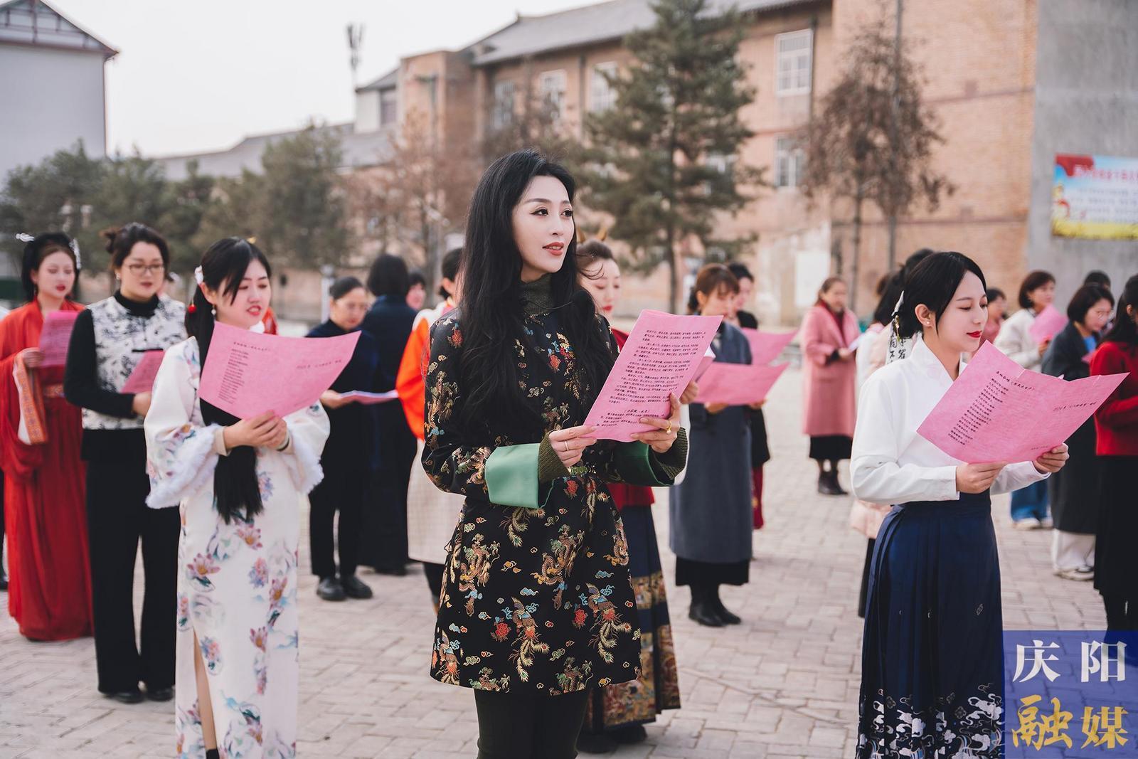 【攝影報(bào)道】春日有約不負(fù)芬芳 ——市委宣傳部、市委統(tǒng)戰(zhàn)部、市融媒體中心女職工攜手共慶“三八”國(guó)際勞動(dòng)?jì)D女節(jié)