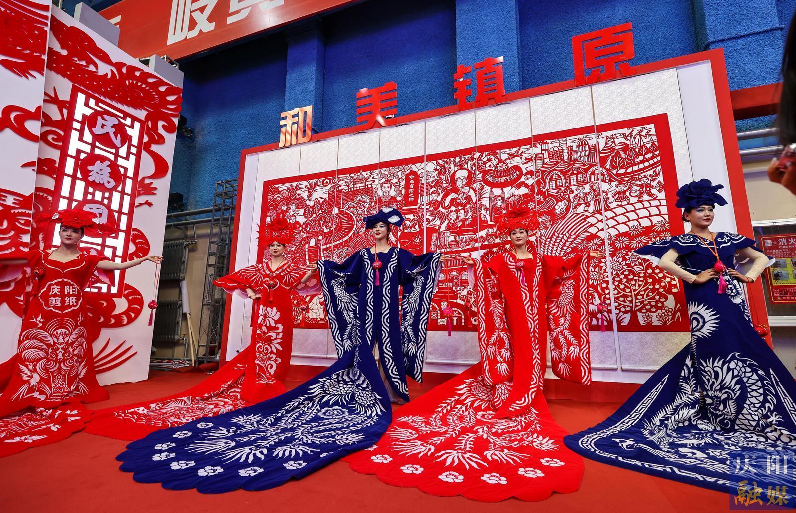【攝影報(bào)道】香包、刺繡、剪紙……慶陽民俗文化精品展區(qū)中哪些展品驚艷到你