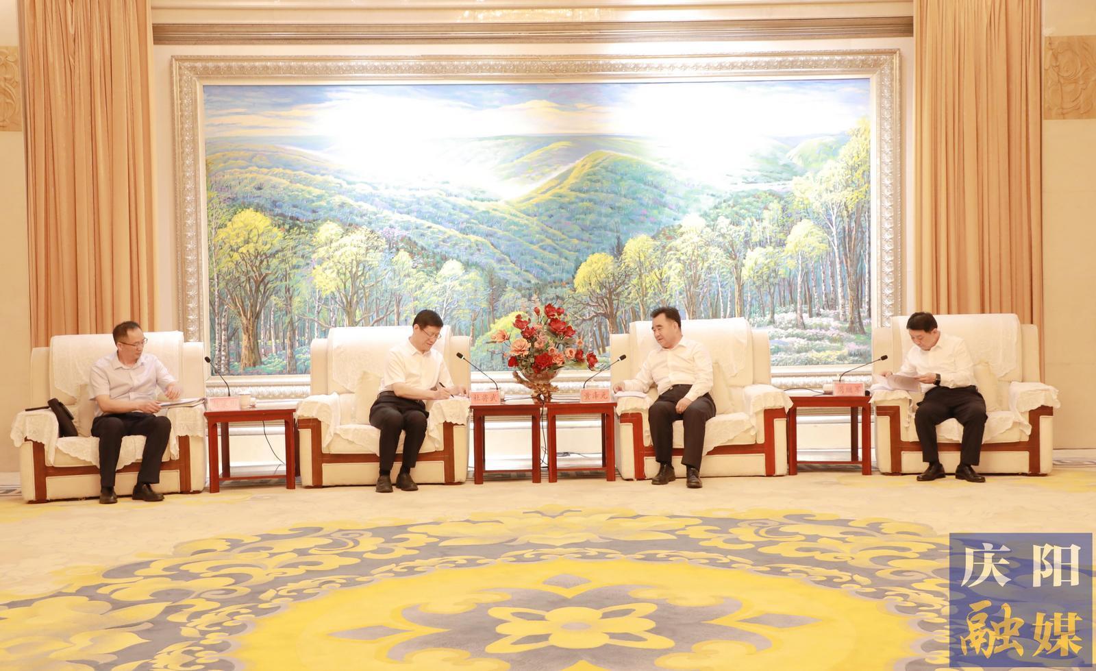 黃澤元周繼軍與華電集團(tuán)副總工程師、華電煤業(yè)集團(tuán)黨委書記、董事長杜將武一行座談