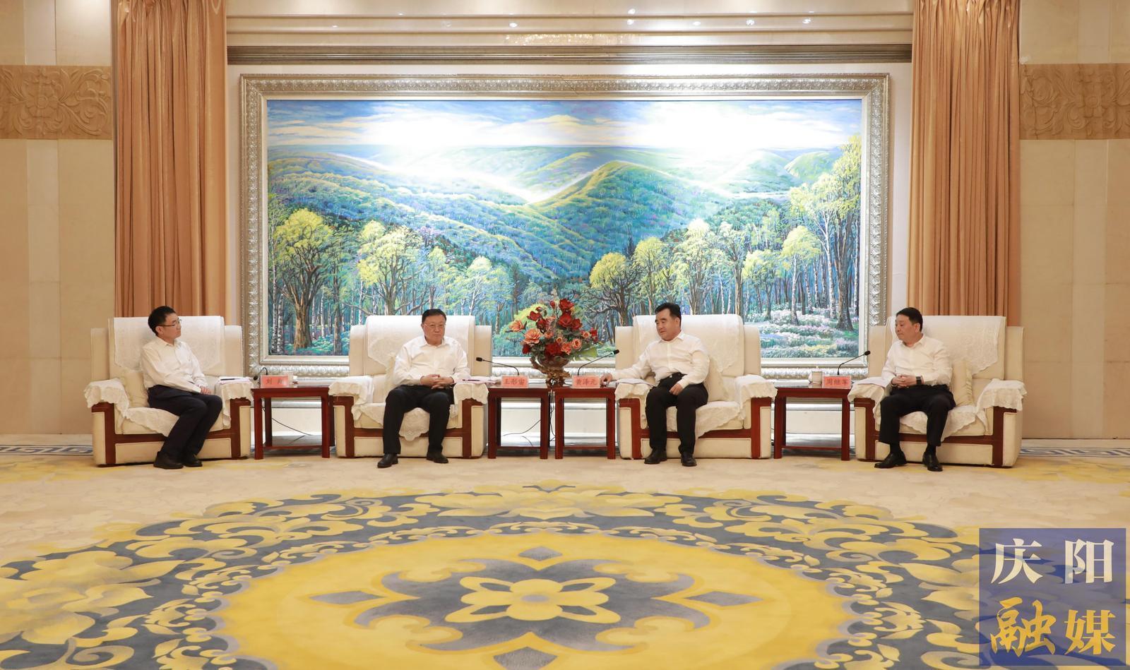 黃澤元周繼軍與中國(guó)交通建設(shè)集團(tuán)有限公司黨委書記、董事長(zhǎng)王彤宙一行座談
