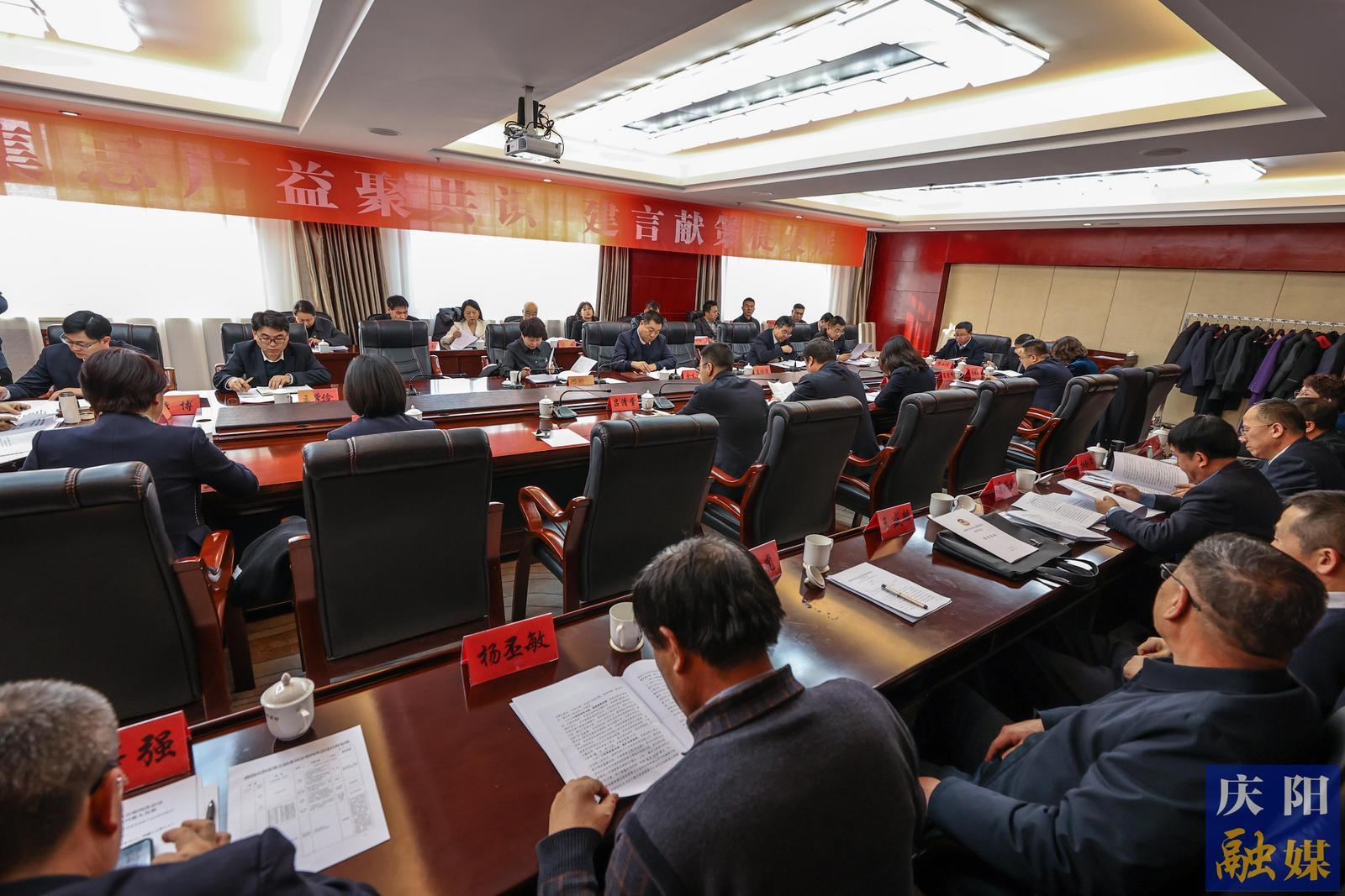 【圖說(shuō)兩會(huì)】凝心聚力，共謀發(fā)展！慶陽(yáng)市政協(xié)委員分組討論黃澤元講話和政協(xié)兩個(gè)報(bào)告
