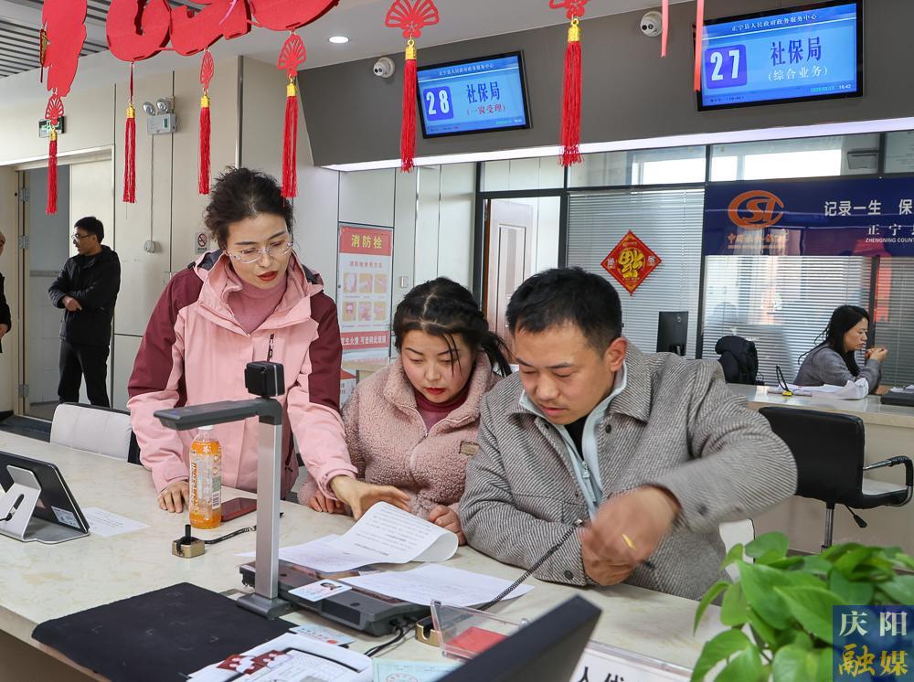 【攝影報(bào)道】正寧縣“小寧幫辦”：政務(wù)服務(wù)新亮點(diǎn)，提升群眾滿意度