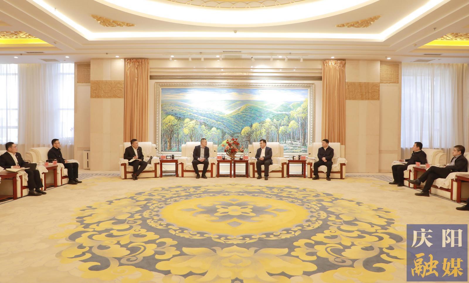 黃澤元周繼軍與中國(guó)農(nóng)業(yè)發(fā)展銀行甘肅省分行黨委書記、行長(zhǎng)金雷一行座談