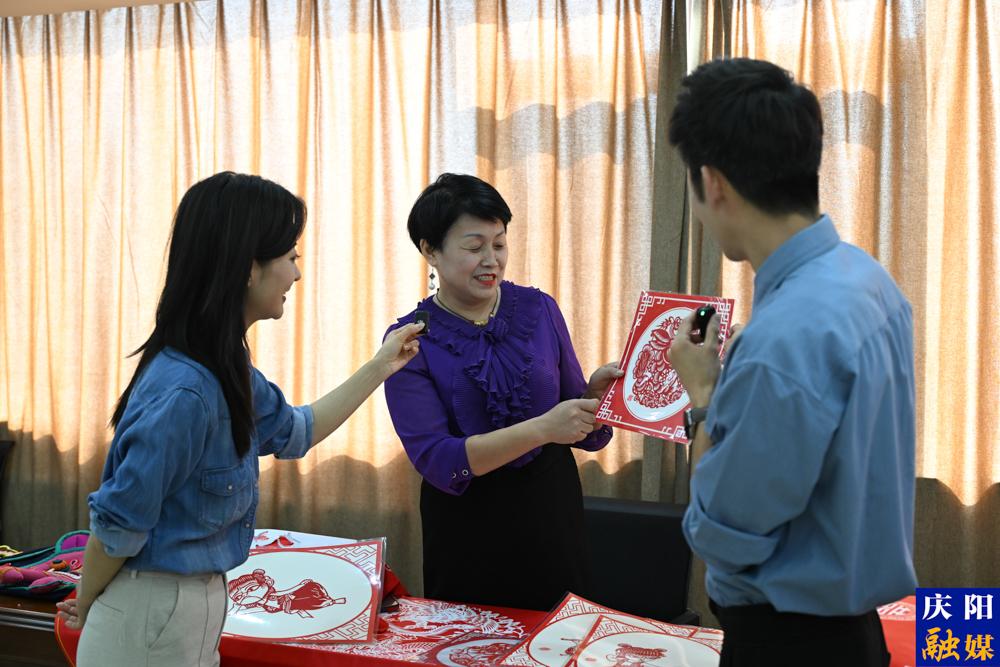剪紙藝人介紹慶陽(yáng)剪紙。