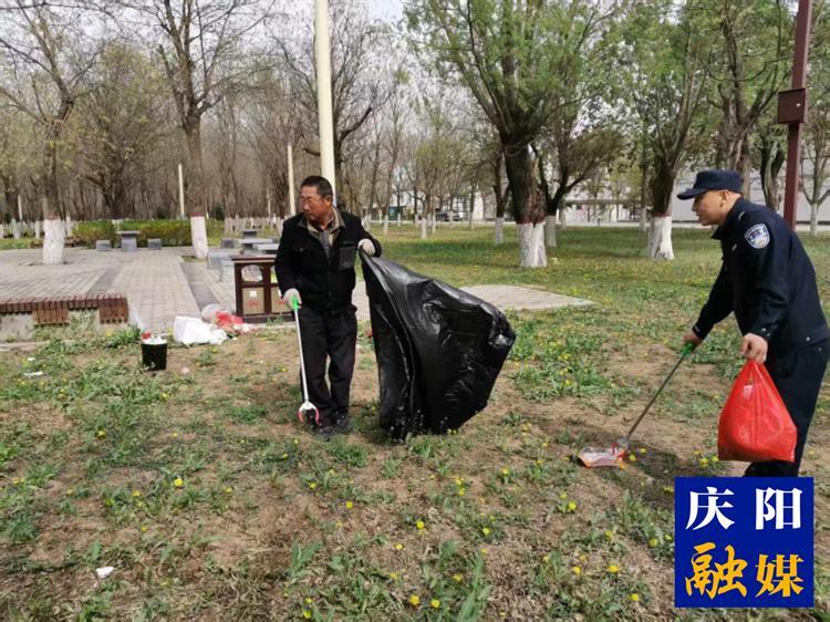 【創(chuàng)建文明城·慶陽(yáng)在行動(dòng)】公園衛(wèi)生細(xì)化清理 文明美景常駐常新