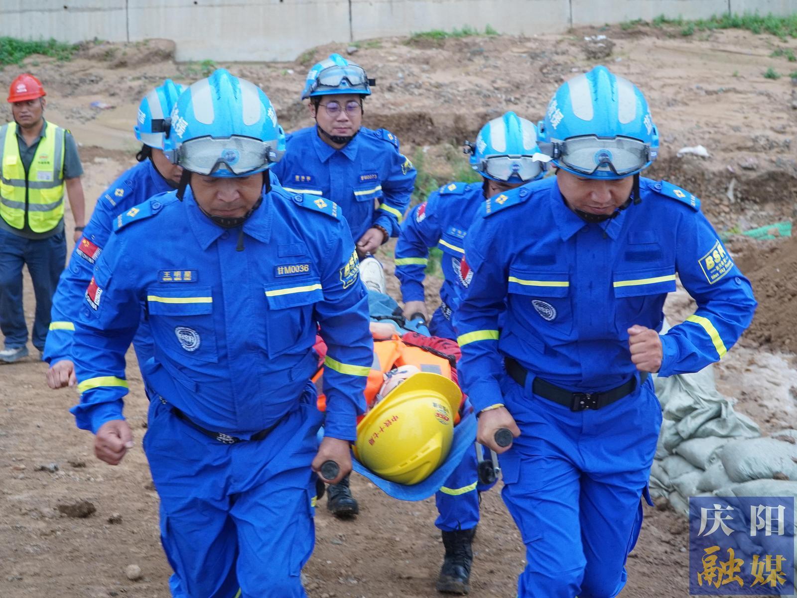 以“練”筑防 護航項目建設——G244線慶陽過境段公路工程項目開展2025年度綜合應急演練