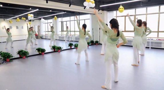 歷經(jīng)十余載風(fēng)雨兼程，夢(mèng)玉女子藝術(shù)團(tuán)在各界關(guān)懷下茁壯成長(zhǎng)