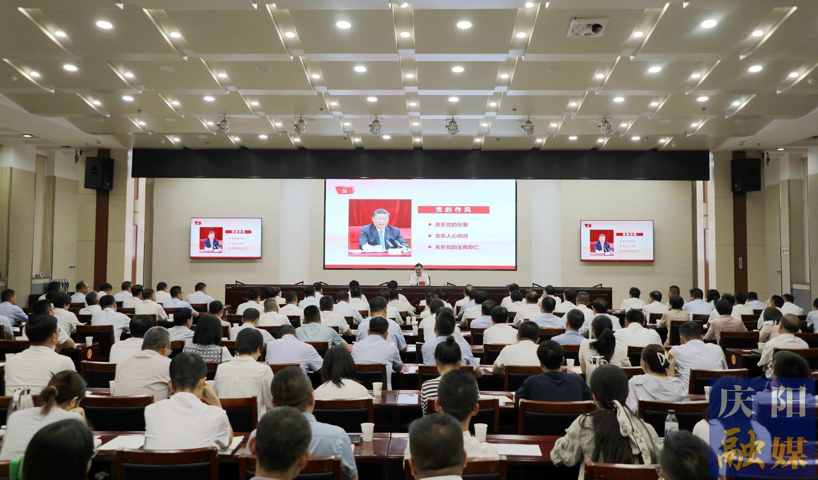 黃澤元在講深入貫徹中央八項(xiàng)規(guī)定精神學(xué)習(xí)教育專題黨課時強(qiáng)調(diào) 堅(jiān)定不移把作風(fēng)建設(shè)各項(xiàng)要求落到實(shí)處 更好服務(wù)全市經(jīng)濟(jì)社會高質(zhì)量發(fā)展大局